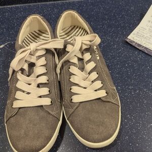 Taos Star Womens Shoes Beige Canvas Low Top Comfort Casual Sneakers Size 8.5